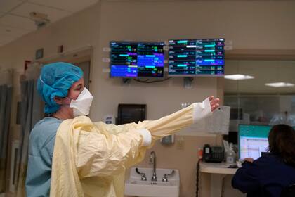 ARCHIVO - Una enfermera se prepara para ver a un paciente en la Unidad de Cuidados Intensivos de COVID-19 en el Centro Médico Dartmouth-Hitchcock, el 3 de enero de 2022, en Lebanon, Nueva Hampshire. (AP Foto/Steven Senne, archivo)