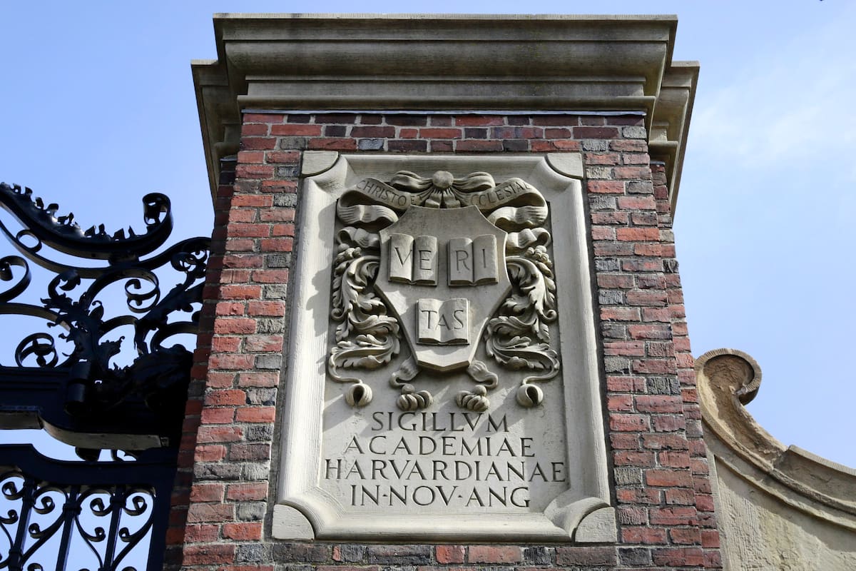 ARCHIVO – Una escultura en relieve en una de las puertas de entrada de la Universidad de Harvard, en Cambridge, Massachusetts. (AP Foto/Steven Senne, Archivo)
