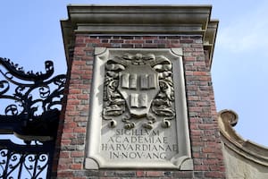 ARCHIVO – Una escultura en relieve en una de las puertas de entrada de la Universidad de Harvard, en Cambridge, Massachusetts. (AP Foto/Steven Senne, Archivo)