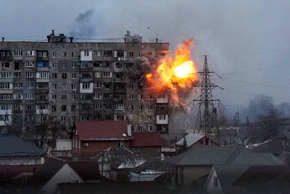ARCHIVO - Una explosión se ve en un edificio de apartamentos tras el disparo de un tanque ruso en Mariúpol, Ucrania, el viernes 11 de marzo de 2022. (AP foto/Evgeniy Maloletka, Archivo)