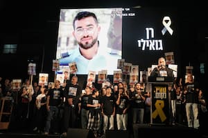 ARCHIVO - Una fotografía del rehén asesinado Ran Gvili, cuyos restos están retenidos por Hamás en la Franja de Gaza, se muestra durante una protesta que exige el regreso de los rehenes fallecidos retenidos en Gaza, en Tel Aviv, Israel, el 29 de noviembre de 2025. (Foto AP/Mahmoud Illean, archivo)