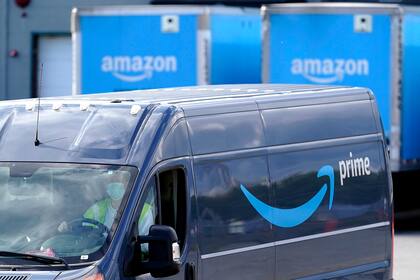 ARCHIVO - Una furgoneta van de reparto cuenta con el logo de Amazon Prime a su salida de un almacén de Amazon en Dedham, Massachusetts, el 1 de octubre de 2020. (AP Foto/Steven Senne, archivo)