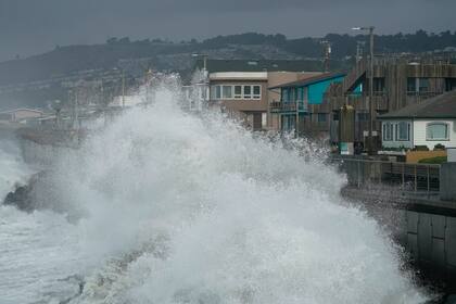 ARCHIVO - Una gran ola choca contra un muro en Pacifica, California, el 6 de enero de 2023. Las grandes olas de hasta 13 pies (unos 4 metros) se vuelven más comunes en la costa de California conforme se calienta el planeta, según un nuevo estudio. (AP Foto/Jeff Chiu, Archivo)