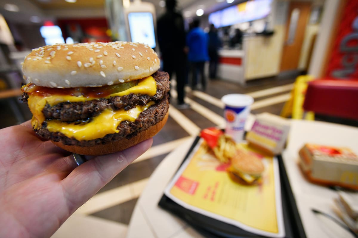 ARCHIVO - Una hamburguesa cuarto de libra doble de McDonald's, el 6 de marzo de 2018, en Atlanta. (AP Foto/Mike Stewart, Archivo)