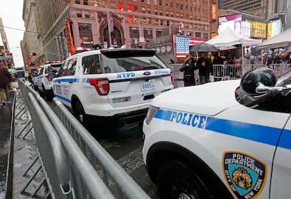 ARCHIVO - Una hilera de patrullas de la policía en una calle cerca de Times Square, el jueves 29 de diciembre de 2016, en Nueva York. (AP Foto/Kathy Willens, Archivo)
