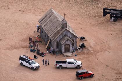 ARCHIVO – Una imagen aérea del plató de la película "Rust" en el Rancho Bonanza Creek en Santa Fe, Nuevo México, el sábado 23 de octubre de 2021. El juez a cargo de la demanda por homicidio culposo contra el actor Alec Baldwin, productores y miembros de un equipo de producción vinculados a un tiroteo mortal en un plató de Nuevo México, acordó hacer confidenciales los términos de un acuerdo legal propuesto en el caso que beneficia al hijo de la fallecida directora de fotografía Halyna Hutchins. (Foto AP/Jae C. Hong, archivo)