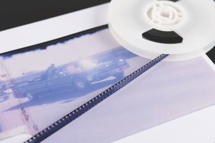 ARCHIVO - Una imagen sin fecha publicada por RR Auction muestra imágenes caseras de la caravana del presidente John F. Kennedy avanzando a toda velocidad por una autopista de Dallas hacia un hospital luego de que el presidente fuera herido de muerte el 22 de noviembre de 1963. (RR Auction via AP, Archivo)