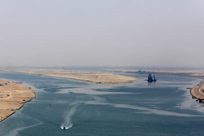 ARCHIVO - Una lancha militar vigila la entrada a una nueva sección del canal de Suez en Ismailia, Egipto