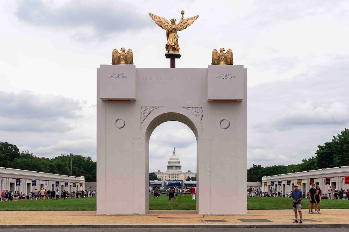 ARCHIVO - Una maqueta del arco triunfal propuesto por el presidente Donald Trump se exhibe en la Gra