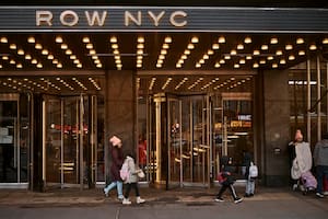 Archivo.- Una migrante acompaña a su hija a la escuela, frente al hotel Row, habilitado como refugio para migrantes, el 12 de diciembre de 2023, en Nueva York (AP Foto/Andrés Kudacki)