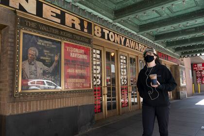 ARCHIVO – Una mujer camina frente al teatro Walter Kerr el 6 de mayo de 2021 en Nueva York. La obra "Pass Over" será la primera en comenzar funciones el 4 de agosto cuando Broadway suba los telones tras el cierre por la pandemia. (Foto AP/Mark Lennihan, archivo)