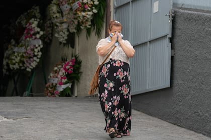 ARCHIVO - Una mujer llora durante el funeral de Larissa Maia Toldo, de 7 años, asesinada por un hombre con un hacha en una guardería, cementerio Sao Jose, Blumenau, estado de Santa Catarina, 6 de abril de 2023. Brasil enfrenta una ola de violencia en las escuelas. (AP Foto/Andre Penner, File)