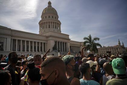 ARCHIVO - Una multitud protesta frente al Capitolio por la escasez de alimentos y los elevados precios de los mismos, el 11 de julio de 2021, en La Habana, Cuba. (AP Foto/Ramón Espinosa, archivo)