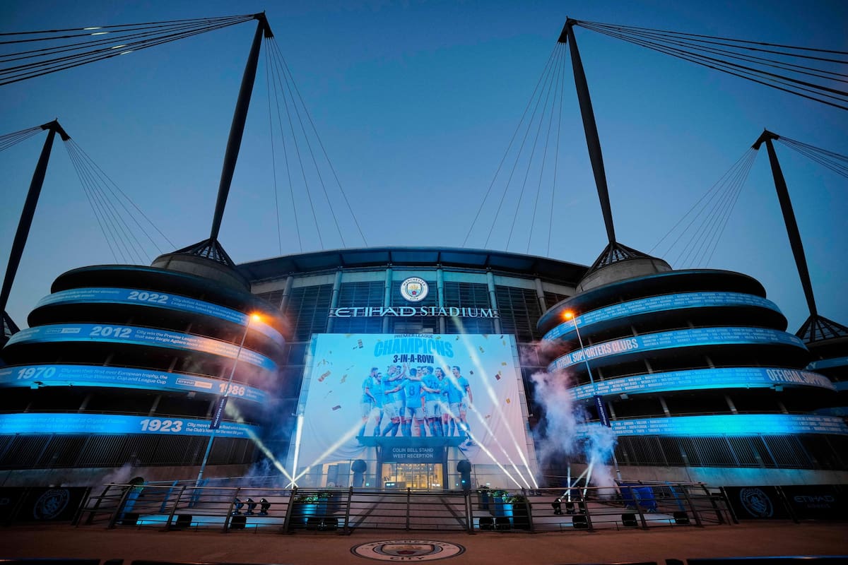 ARCHIVO - Una pancarta que celebra un título del Manchester City aparece colgada en el Estadio Etiha