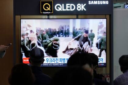 ARCHIVO - Una pantalla de televisión muestra una imagen de soldados, se cree que norcoreanos, en fila para recibir suministros de Rusia durante un programa noticioso en la Estación de Ferrocarril de Seúl, en Corea del Sur, el 21 de octubre de 2024. (AP Foto/Ahn Young-joon, Archivo)