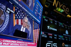 ARCHIVO - Una pantalla muestra una conferencia de prensa del presidente de la Reserva Federal, Jerome Powell, en el piso de la Bolsa de Valores de Nueva York, el 1 de mayo de 2024 (AP Foto/Seth Wenig, Archivo)