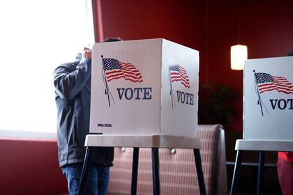 Archivo.- Una persona emite sus votos el día de las elecciones de Estados Unidos, el martes 5 de noviembre de 2024, en Ames, Iowa