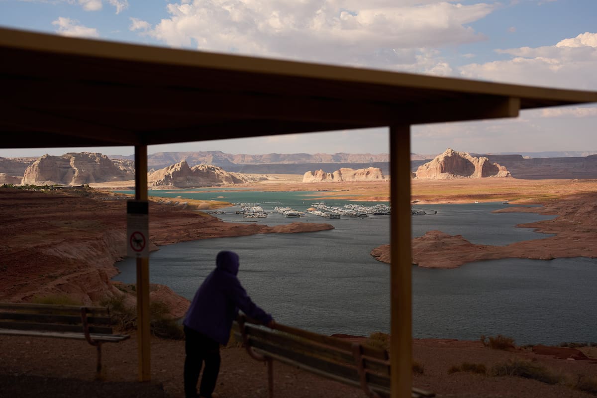 ARCHIVO – Una persona en un mirador cerca de la marina Wahweap del lago Powell, en el Área Recreativ