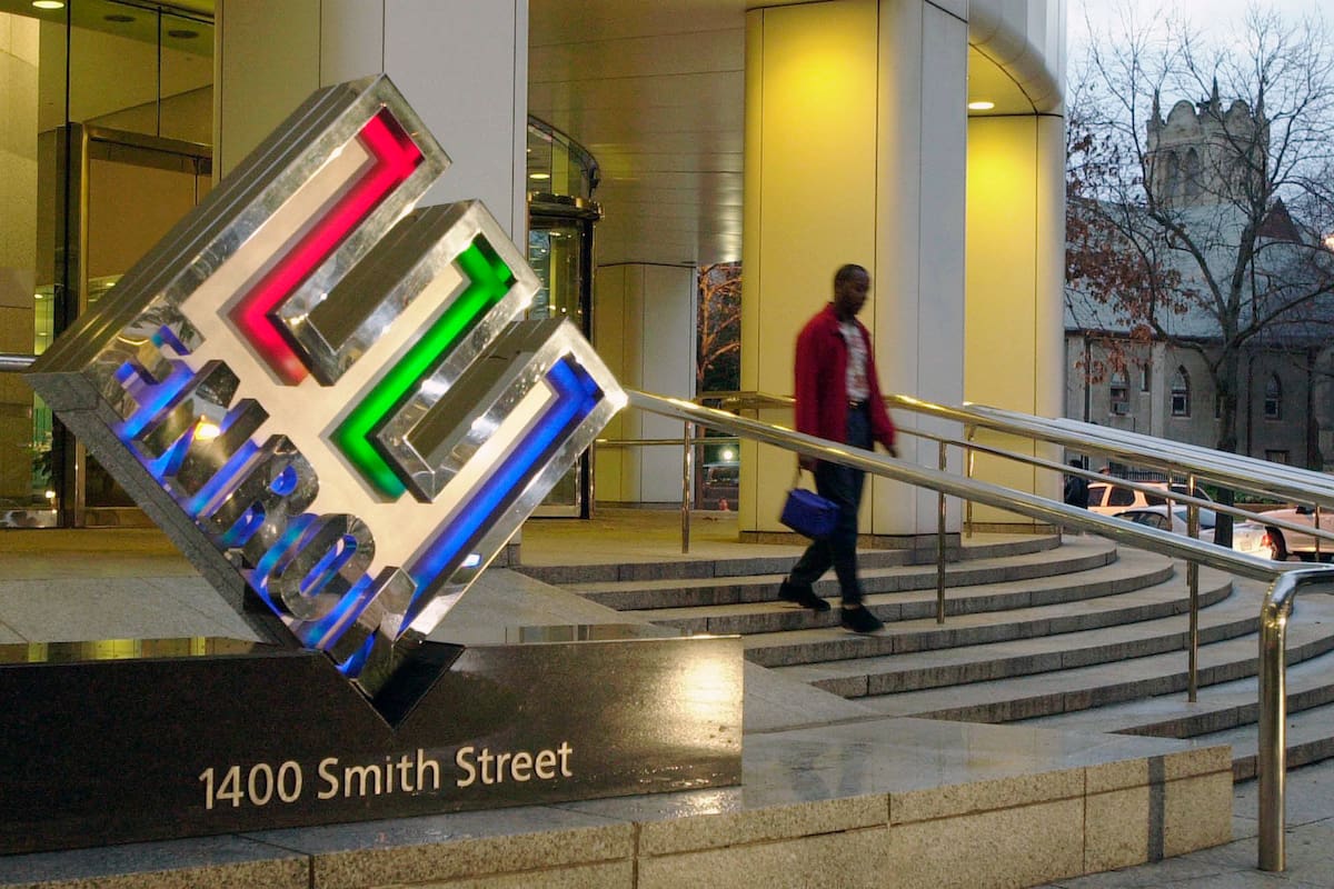 ARCHIVO - Una persona no identificada abandona la sede de Enron, en Houston, al finalizar la jornada, el 22 de enero de 2002. (Foto AP/Pat Sullivan, Archivo)