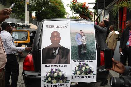 ARCHIVO - Una procesión funeraria para Jude Montis, director nacional de Missions in Haiti Inc. que fue asesinado por pandillas junto con un pareja de misioneros estadounidenses, se dirige al cementerio tras una misa en Puerto Príncipe, Haití, el 28 de mayo de 2024. (AP Foto/Odelyn Joseph, archivo)