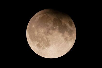 ARCHIVO - Una superluna con eclipse lunar parcial se eleva sobre el lago Michigan en Chicago, el 17 de septiembre de 2024. (AP poto/Kiichiro Sato, archivo)