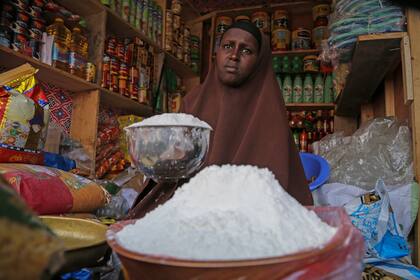 ARCHIVO - Una tendera vende harina de trigo en el mercado de Hamar-Weyne, en Mogadiscio, capital de Somalia, el 26 de mayo de 2022. (AP Foto/Farah Abdi Warsameh, Archivo)