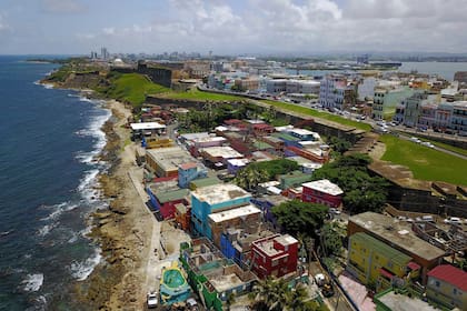 ARCHIVO - Una toma aérea muestra el barrio de La Perla, en San Juan, Puerto Rico, el 25 de agosto de 2017. (AP Foto/Ricardo Arduengo, archivo)