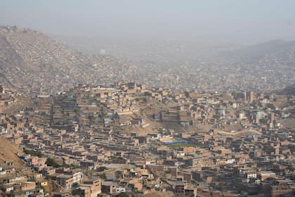 ARCHIVO - Una zona de viviendas asentadas en una colina en el barrio de Pamplona Alta en Lima, Perú, el 8 de marzo de 2024. El Instituto Nacional de Estadística e Informática peruano publicó el jueves 9 de mayo de 2024 que la pobreza monetaria en Perú aumentó 1,5% en 2023 alcanzando al 29% de la población. (AP Foto/Martín Mejía, Archivo)