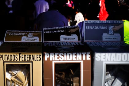 ARCHIVO - Urnas de votación en un centro electoral para los comicios generales en Iztapalapa, Ciudad de México, el 1 de julio de 2018.