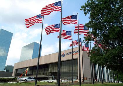 ARCHIVO - Varias banderas de Estados Unidos ondean frente a la Iglesia Lakewood el 28 de junio de 2005, en Houston. (AP Foto/Pat Sullivan, archivo)