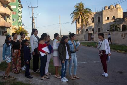 ARCHIVO- Varias personas esperan en una fila para entrar a la embajada de Estados Unidos el día que reanudó los servicios consulares y de visados en La Habana, Cuba, el 4 de enero de 2023. (AP Foto/Ismael Francisco, Archivo)