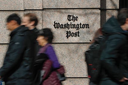 ARCHIVO - Varias personas pasan junto al edificio One Franklin Square, sede del periódico The Washington Post, el 21 de febrero de 2019, en el centro de Washington. (AP Foto/Pablo Martinez Monsivais, archivo)