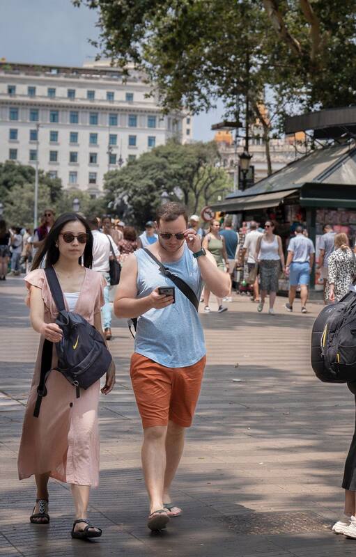 ARCHIVO. Varias personas pasean por Las Ramblas, a 30 de junio de 2023, en Barcelona, Cataluña (España)