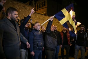 Archivo - Varias personas protestan contra el gobierno de Suecia mientras prenden fuego a una bandera sueca frente al consulado sueco en Estambul, Turquía, el 21 de enero de 2023. (AP Foto/Emrah Gurel, Archivo)