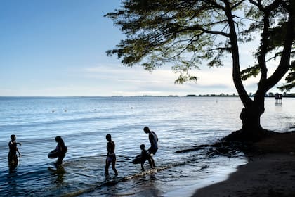ARCHIVO - Varias personas se meten en el lago Victoria, el segundo más grande del mundo, el 25 de noviembre de 2024, en Entebbe, Uganda. (AP Foto/David Goldman, archivo)
