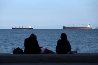 Autoridades temen 10 muertos tras hundimiento de carguero turco frente a la costa de Estambul
