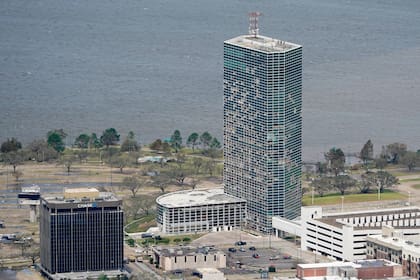 ARCHIVO – Varios edificios rodeados de escombros, entre ellos, la Torre Hertz, tras el paso del huracán Laura, el 27 de agosto de 2020, cerca de Lake Charles, Luisiana. (AP Foto/David J. Phillip, Archivo)