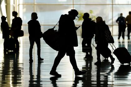 ARCHIVO - Varios pasajeros caminan el 27 de octubre de 2020 por el Aeropuerto Internacional de Salt Lake City. (AP Foto/Rick Bowmer, archivo)