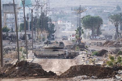 ARCHIVO. Vehículos blindados de las fuerzas militares israelíes bloquean el paso a la localidad de Quneitra, Siria, el 5 de enero de 2025; tras la caída de Al-Assad, las fuerzas israelíes se adentraron en un territorio en el sur de Siria adyacente a los Altos del Golán, anexados por Israel