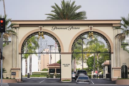 ARCHIVO - Vehículos ingresan a Paramount Pictures en Los Ángeles el 17 de diciembre de 2025. (Foto AP/Jae C. Hong, archivo)