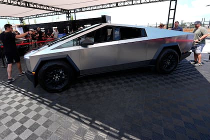 ARCHIVO - Visitantes echan un vistazo a la Cybertruck 2024 en la exhibición de Tesla de la Electrify Expo, el 14 de julio de 2024, en Denver. (AP Foto/David Zalubowski, archivo)