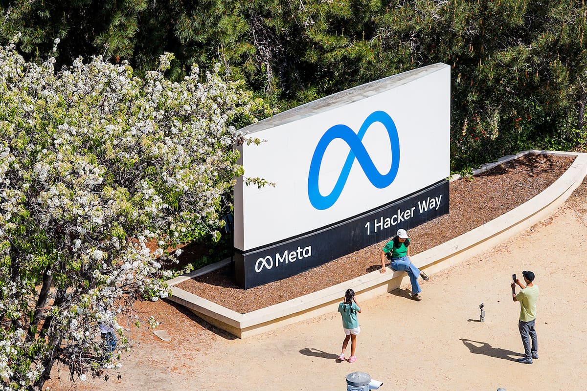 ARCHIVO - Visitantes toman fotos junto a un letrero afuera de la sede de Meta el 26 de marzo de 2026, en Menlo Park, California. (AP Foto/Noah Berger, archivo)