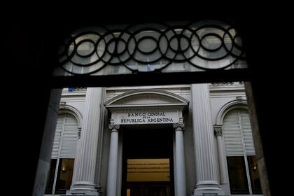 ARCHIVO- Vista de la entrada principal del Banco Central en Buenos Aires, Argentina, el viernes 8 de julio de 2022. El gobierno de Argentina anunció el miércoles 18 de enero de 2023 que recomprará parte de su deuda externa por 1.000 millones de dólares. (AP Foto/Natacha Pisarenko, Archivo)