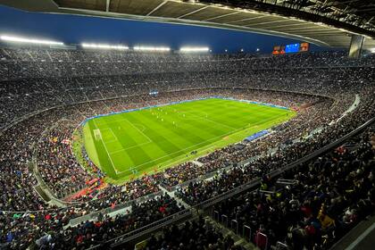 ARCHIVO - Vista del estadio Camp Nou durante un partido por los cuartos de final de la Liga de Campeones femenina entre el Barcelona y el Real Madrid, el 30 de marzo de 2022, (AP Foto/María Angela Angles)