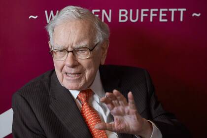 ARCHIVO - Warren Buffett, presidente y director general de Berkshire Hathaway, habla durante una partida de bridge tras la reunión anual de accionistas de Berkshire Hathaway, el 5 de mayo de 2019, en Omaha, Nebraska. (AP Foto/Nati Harnik, archivo)