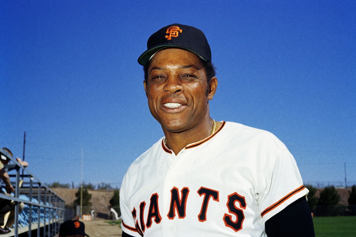 ARCHIVO - Willie Mays, de los Gigantes de San Francisco, posa para una foto durante la pretemporada de 1972 (AP Foto, archivo)