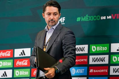 ARCHIVO - Yon de Luisa, presidente de la Federación Mexicana de Fútbol, asiste a una conferencia de prensa, luego que la selección nacional quedó eliminada del Mundial en Jor, Qatar, el 1 de diciembre de 2022 (AP Foto/Moisés Castillo, archivo)