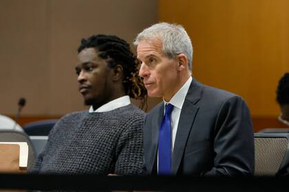 ARCHIVO - Young Thug, cuyo nombre real es Jeffery Lamar Williams, y su abogado, Brian Steel, observan al juez Ural Glanville hablar durante la audiencia del testigo clave Kenneth Copeland en el Tribunal Superior del condado de Fulton en Atlanta el 10 de junio de 2024. (Miguel Martinez/Atlanta Journal-Constitution via AP, archivo)