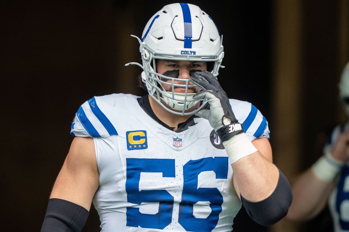ARCHIVO — El liniero ofensivo de los Colts de Indianápolis, Quenton Nelson, observa antes de un part