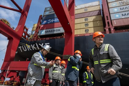 ARCHIVO — Trabajadores en un puerto de Ningbo, China, el 27 de marzo de 2024. El gobierno chino sostiene que el aumento de sus superávits comerciales es el resultado legítimo de la competitividad de las empresas chinas. (Gilles Sabrie/The New York Times)